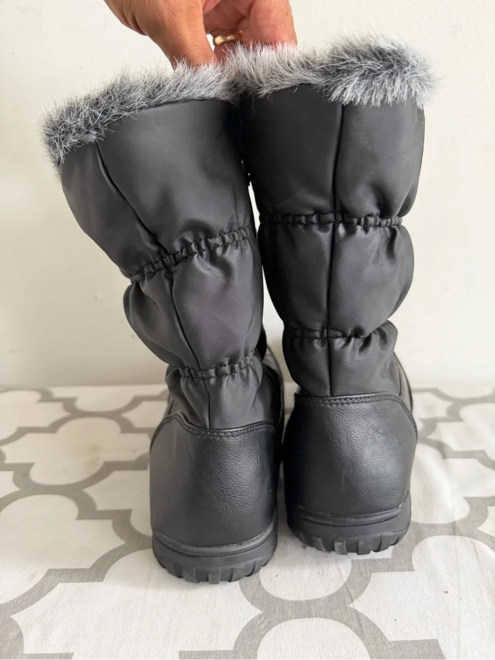 Insulated Black Winter Boots with Faux Fur Trim